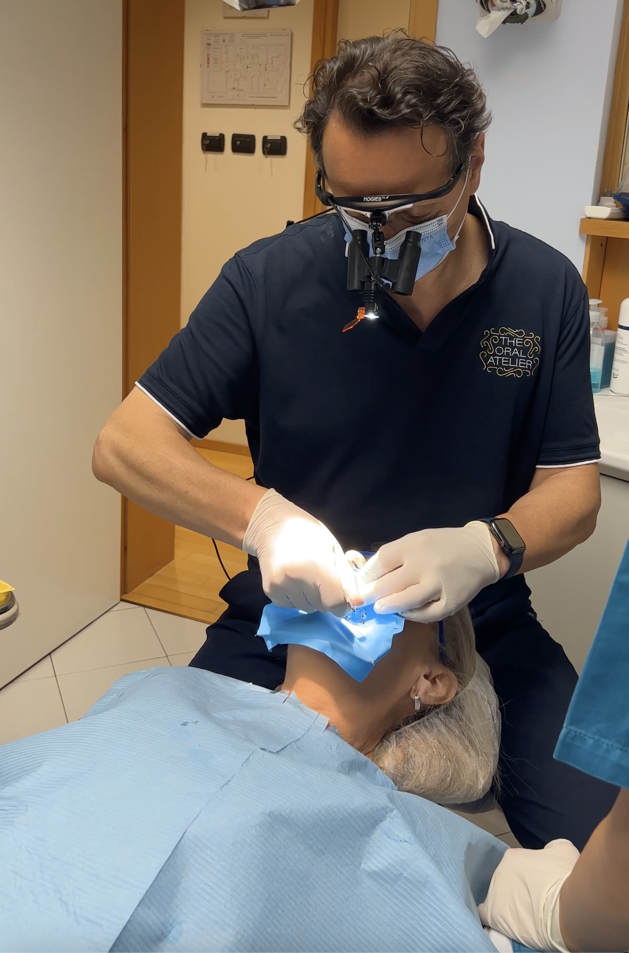 Hai perso denti? Scopri come impianti dentali o protesi possono migliorare la tua vita personale e professionale