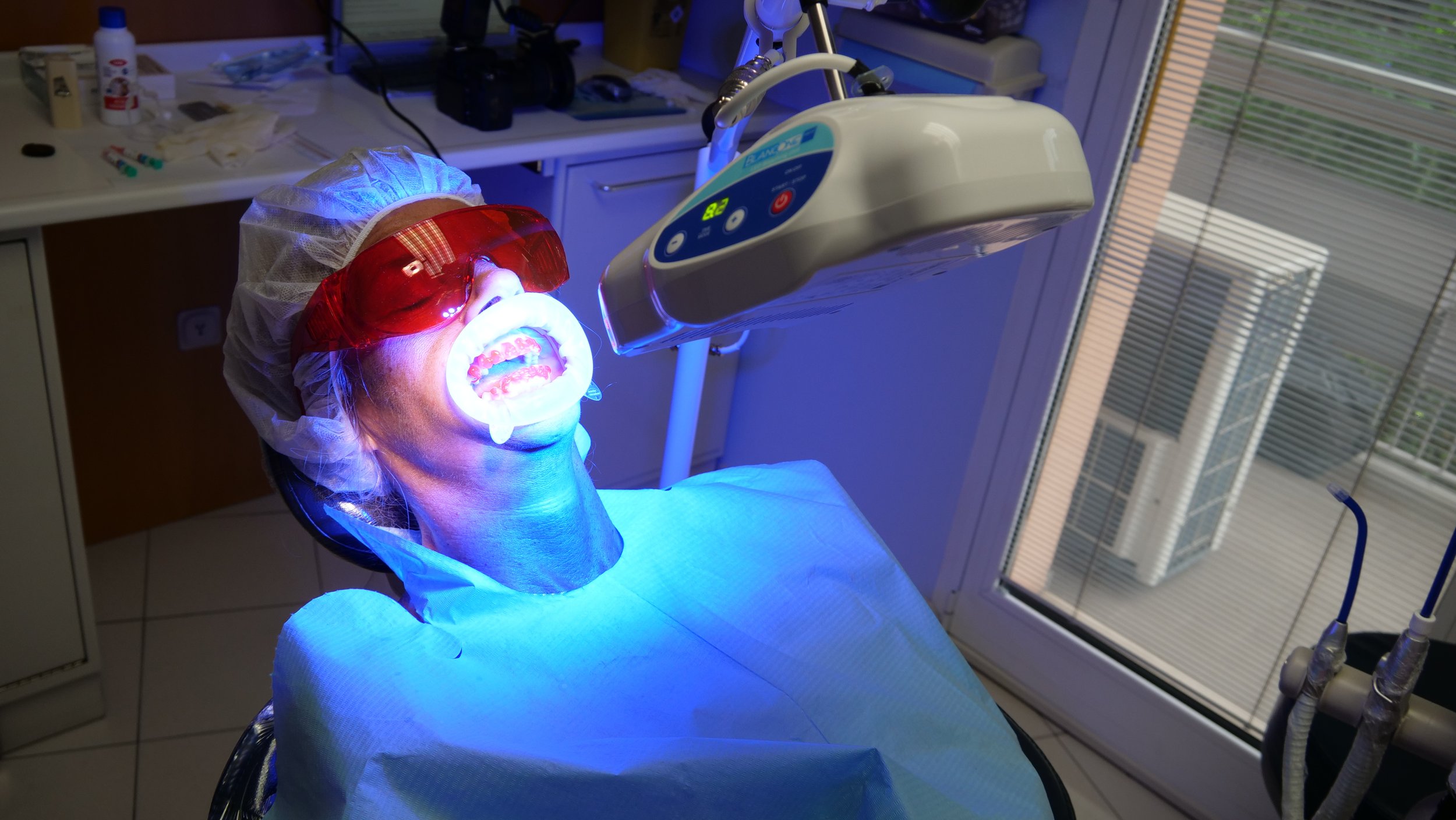 Hai paura che il tuo sorriso influenzi la tua immagine? Ecco come ottenere denti belli e sentirti sicuro in ogni occasione